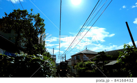 鎌倉江ノ電の由比ヶ浜駅 84168432