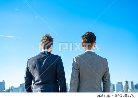 スーツ姿の男性2人の背中の写真素材
