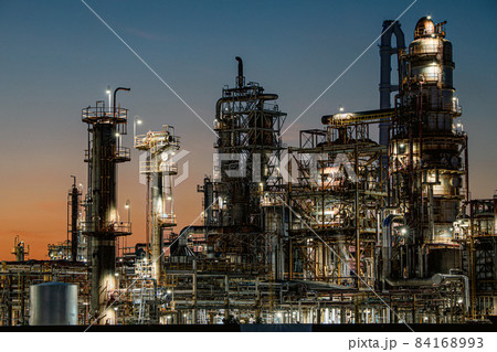 四日市　鉄骨の入り組んだ工場 84168993