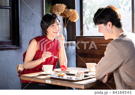 カフェでデートをするカップル カフェでデートをするカップル 84169543