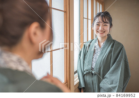 温泉旅行に来た女友達（廊下・2人） 84169952