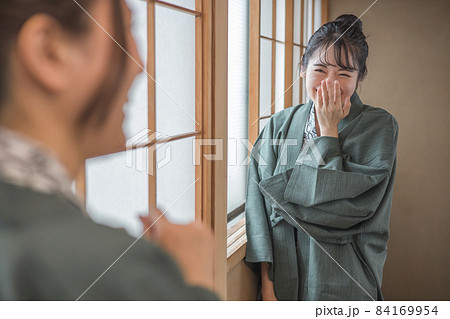 温泉旅行に来た女友達(廊下・2人) 温泉旅行に来た女友達(廊下・2人) 84169954