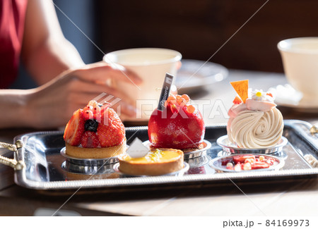 お洒落なケーキ(人物なし) お洒落なケーキ(人物なし) 84169973
