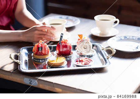 お洒落なケーキ(人物なし) お洒落なケーキ(人物なし) 84169988