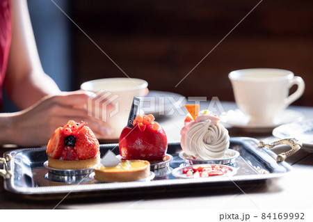 お洒落なケーキ(人物なし) お洒落なケーキ(人物なし) 84169992