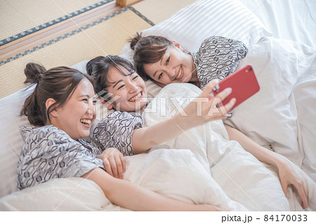 女子旅・スマホを見る女性たち 女子旅・スマホを見る女性たち 84170033
