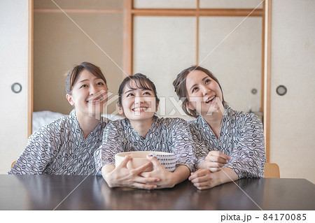 温泉旅行に来た女友達(部屋・3人) 温泉旅行に来た女友達(部屋・3人) 84170085