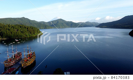 芦ノ湖と富士山の空撮 芦ノ湖と富士山の空撮 84170383