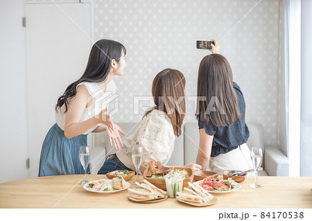 家でパーティーする女性たち（スマホ・撮影） 84170538