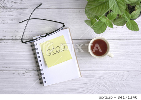 2022 on yellow paper on top of notepad 84171340