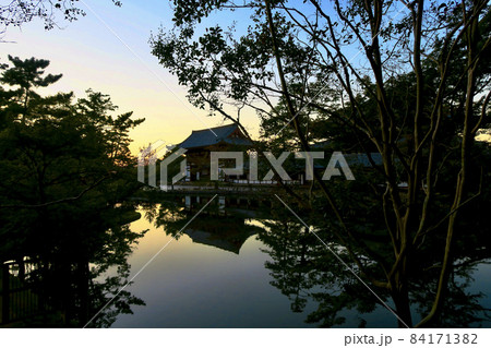 夕暮れの東大寺 中門 84171382