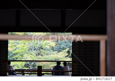 京都 天龍寺 嵐山の借景を見る二人 京都 天龍寺 嵐山の借景を見る二人 84171627
