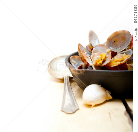 fresh clams on an iron skillet fresh clams on an iron skillet 84171889