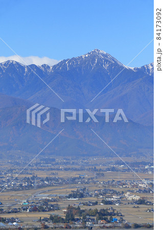 晩秋の安曇野と北アルプス 84173092