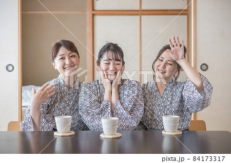 美肌の湯に入る女性 84173317