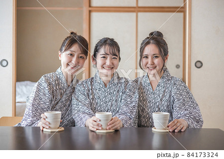温泉旅行に来た女友達（カメラ目線・部屋・3人） 84173324