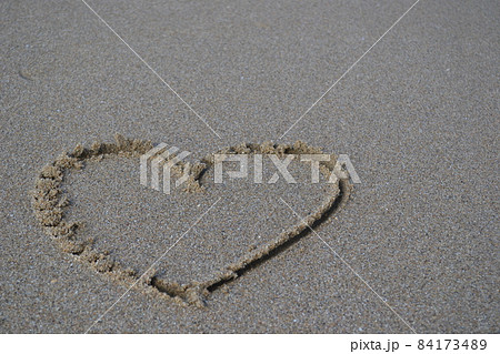 砂にかいたハート 84173489