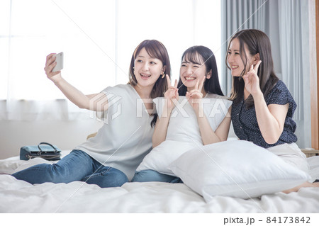 旅行先でスマホを使う女性たち（自撮り） 84173842