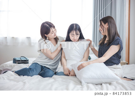女子会で悩むを相談する女性(悩む) 女子会で悩むを相談する女性(悩む) 84173853