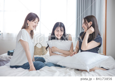 旅行の宿泊先に着いた女性たち（ベッド） 84173856