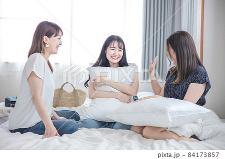 旅行の宿泊先に着いた女性たち（ベッド） 84173857