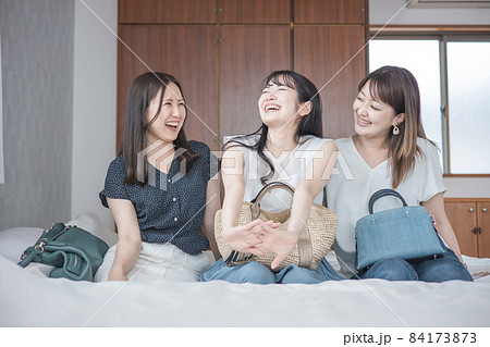 旅行の宿泊先に着いた女性たち(ベッド) 旅行の宿泊先に着いた女性たち(ベッド) 84173873