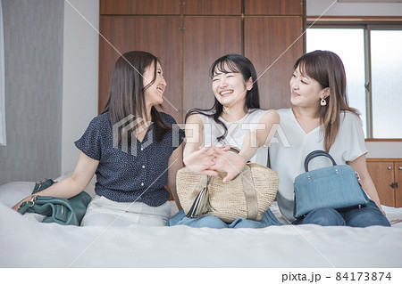 旅行の宿泊先に着いた女性たち(ベッド) 旅行の宿泊先に着いた女性たち(ベッド) 84173874
