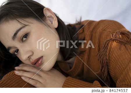 若い女性のビューティーポートレート 84174557
