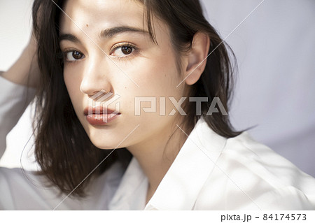 日差しの中の女性のポートレート 84174573