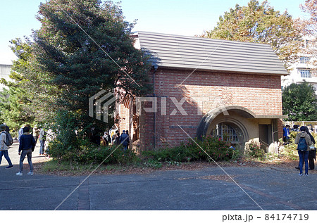 旧中野刑務所正門公開見学会（東面の受付窓） 84174719