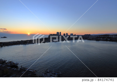 日の出 青草湖 夜明け 84174741