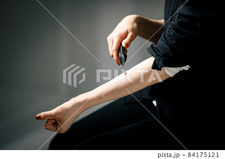 ナイフ　血　流血 84175121