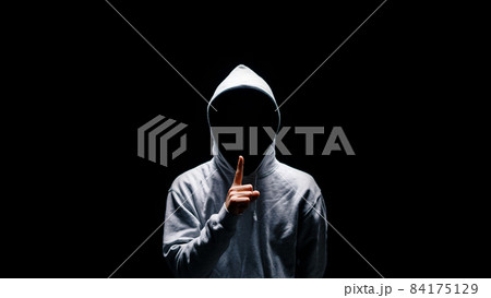 フードを被った男 84175129