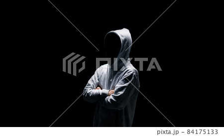 フードを被った男 84175133