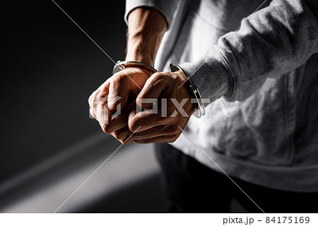 逮捕　手錠 84175169