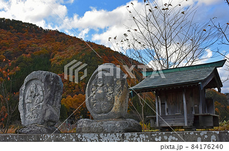 道祖神と紅葉 長野県大町市に古くから伝わるどうそじん 道祖神と紅葉 長野県大町市に古くから伝わるどうそじん 84176240