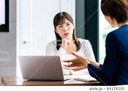 悩みを相談するミドルの女性 悩みを相談するミドルの女性 84176291