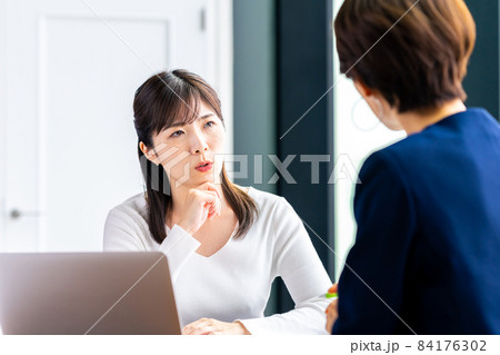 悩みを相談するミドルの女性 悩みを相談するミドルの女性 84176302