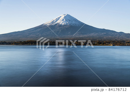 静寂に包まれた早朝の富士山と河口湖【山梨県・南都留郡・富士河口湖町