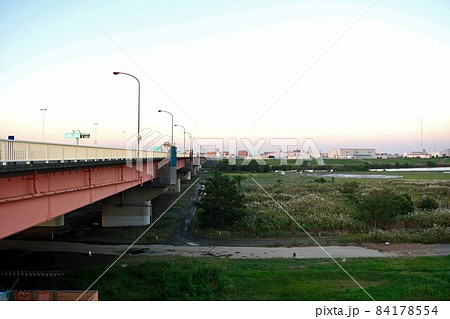 日没前の荒川河川敷 笹目橋 84178554