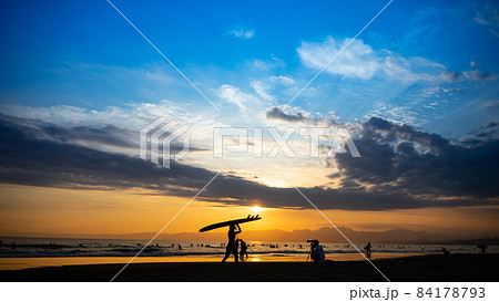 湘南の海青空と夕日とサーファー 湘南の海青空と夕日とサーファー 84178793