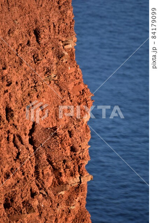 Red cliff at the costline in the evening sun Red cliff at the costline in the evening sun 84179099