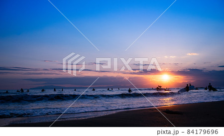 湘南の海青空と夕日とサーファー 湘南の海青空と夕日とサーファー 84179696