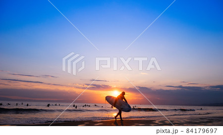 湘南の海青空と夕日とサーファー 84179697