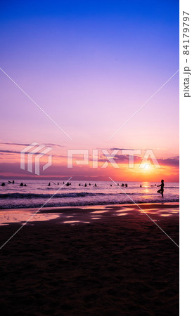 湘南の海青空と夕日とサーファー縦位置 湘南の海青空と夕日とサーファー縦位置 84179797