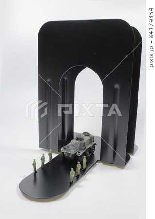 a mini of figure army across the bookend a mini of figure army across the bookend 84179854