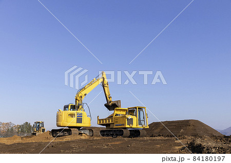 土地を造成する重機 84180197