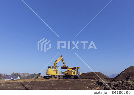 土地を造成する重機 84180200