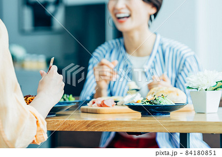 ランチをするミドルの女性 84180851