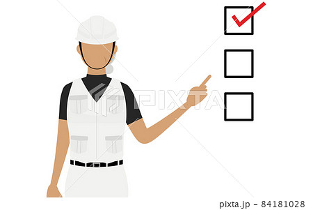 大工のシニア女性のポーズ、チェックリストを指さす 84181028